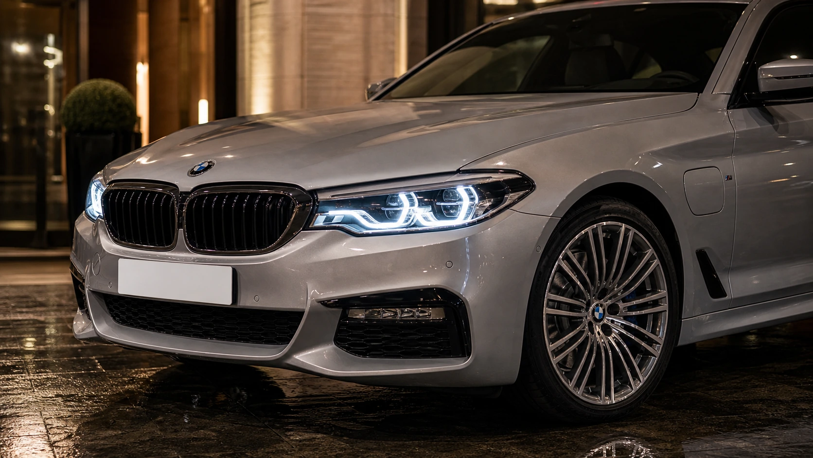 2019 BMW 530e M Sport front detail at night