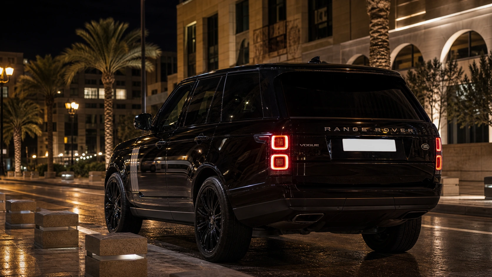 2020 Range Rover Vogue at an Amman boulevard night arrival