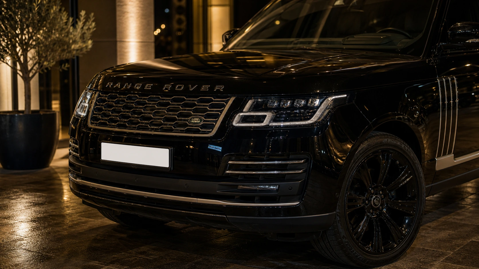 2020 Range Rover Vogue front detail at night